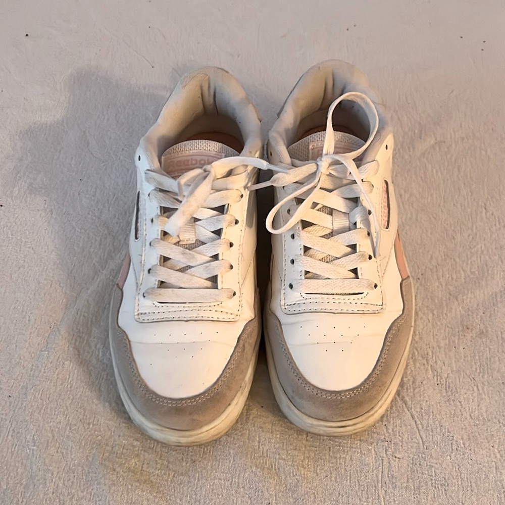 Tennis shoes